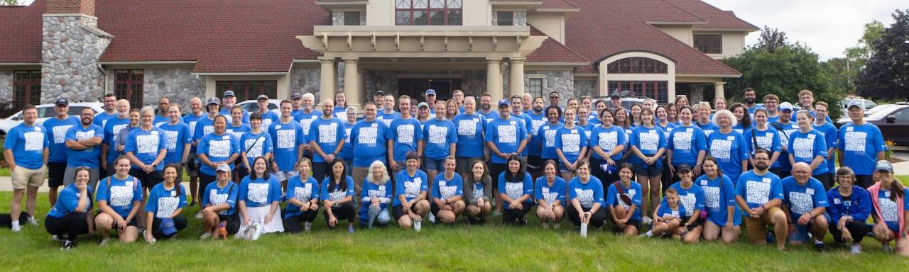 Alumni pose for a group shot at Move In